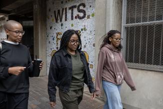 Palesa Molefe (C), étudiante en quatrième année de licence en sciences au département du changement climatique de l’université de Witwatersrand sur le campus de WITS à Johannesburg en (Afrique du Sud). © Wikus de Wet / AFP